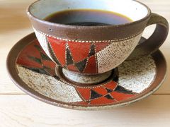 購入したコーヒーカップとソーサーです。手の込んだ柄が素敵でコーヒーをより美味しくさせます。_隼風窯