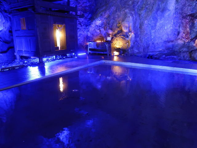 �ƂĂ��Y��ȃC���~�l�[�V�����̂悤�ȐF�����ł��I_��F���i����̖��j