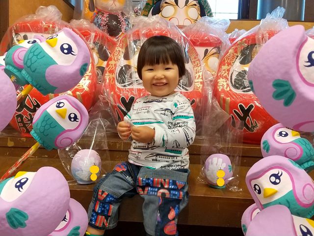 �̌��I����A��`��������2�̂���܂ƈꏏ�ɉf����ʐ^���B�e�I_����܂̂ӂ邳�Ƒ�剮