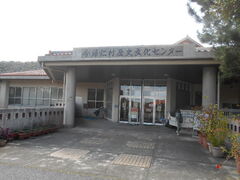 �g�V���[����̍��A�m�����j�����Z���^�[�ւ̓��e�ʐ^1