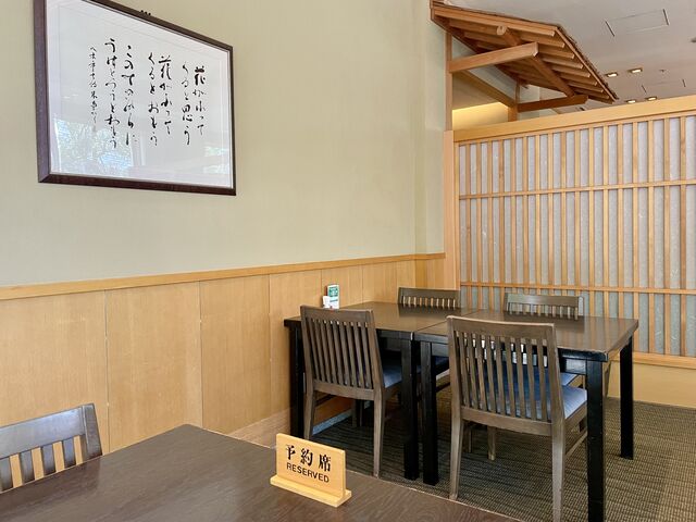 �e�[�u����_ANA�N���E���v���U�z�e���Ďq