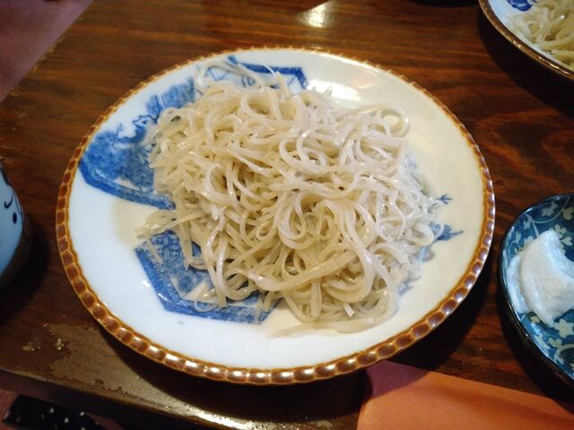 皿に盛られた新そばは更科系_蕎麦物語 遊山