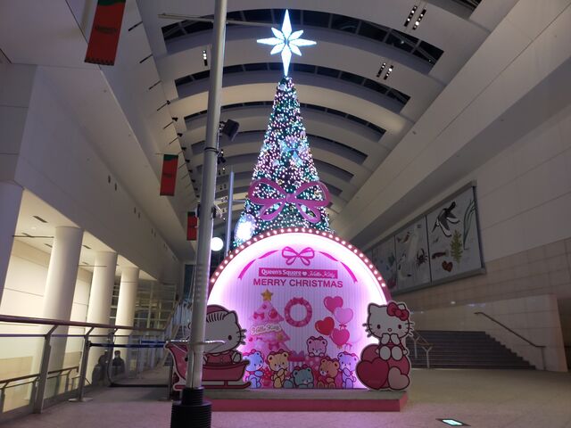 �N�C�[���Y�X�N�G�A���l�œW�����ꂽ�N���X�}�X�c���[_�N�B�[���Y�X�N�G�A���l