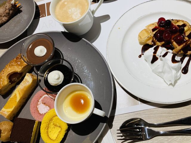 ���C�u�L�b�`�����̃`���R�`�[�Y�p�C�ƁA�f�U�[�g�e��_�A�[�g�z�e�����c