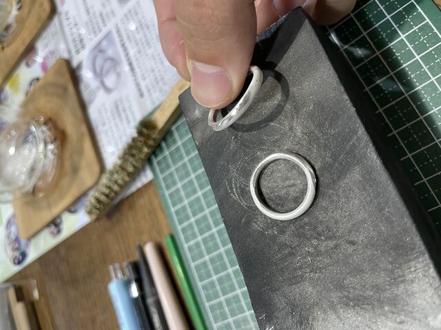 ���F�̔S�y����V���o�[�ɕς��u��_����W���G���[���̓���