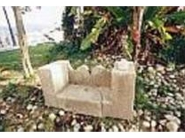 �������o�Ȃ��悤�ɂƒu���ꂽ�A�����Ȕq��_����̂Ђ�Ղ�K�W���}��