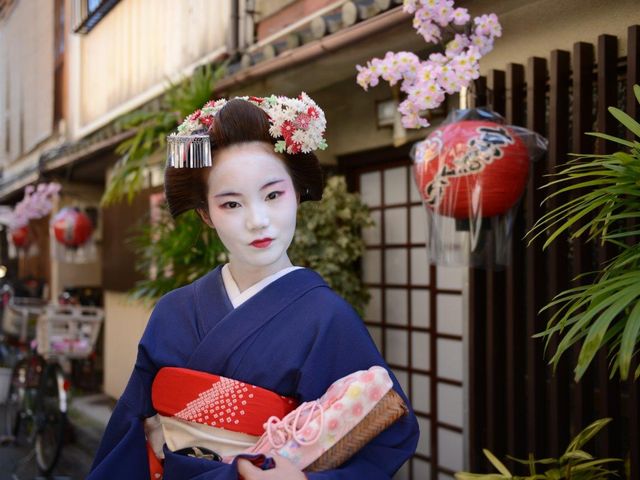 ���W�ϐg��͗l�X�ȃ|�[�Y�ŎB�e���y���߂�_���W�̌����w�����x