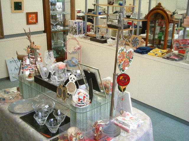 �y�X���̗l�q�z�V���b�v�����݂��Ă���܂��B_�K���X�A�[�g�H�[�@�A�b�Z���u��