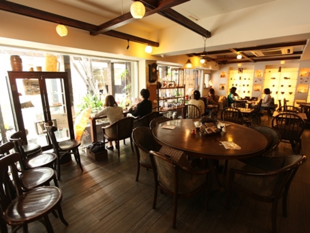 カフェゆう☆の店内はクラフトがたくさん♪手作りのあたたかさを感じます。_ゆう工房&Cafeゆう 大阪梅田店 ☆陶芸・銀アクセ・ガラス工芸