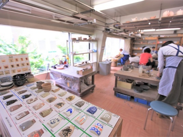 会員さんがゆったりと思い思いに手作りを学べる教室です☆_ゆう工房&Cafeゆう 大阪梅田店 ☆陶芸・銀アクセ・ガラス工芸