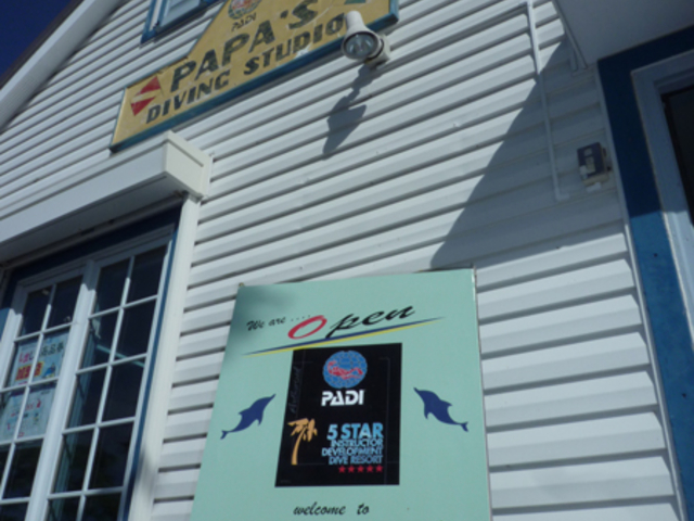この看板が目印!_パパスダイビングスタジオ