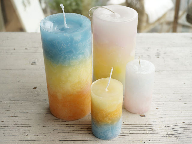 ���X�ɂ͐F�N�₩�ȃO���f�[�V�����L�����h��������ł��܂�_candle shop kinari