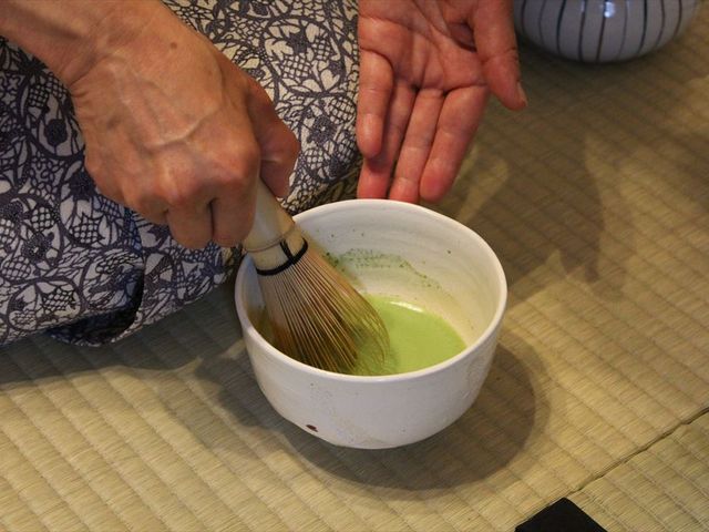 間近にお点前をご覧いただけます。_ホテルブリスヴィラ波佐見