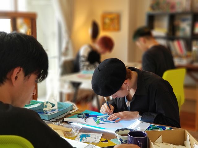 ���앗�i_�O���X�A�[�g�H�[ RayColors