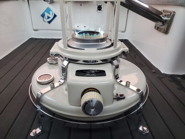 ���g���X�g�[�u���L���r������g�߂܂��B
�����ɔz�u���ꂽ�g�[���̓{�[�g�p�Ɉ��S�݌v����Ă���܂��B_�I�t�B�X�i�b�c�@�E�H�[�^�[�h���C�r���O�l����