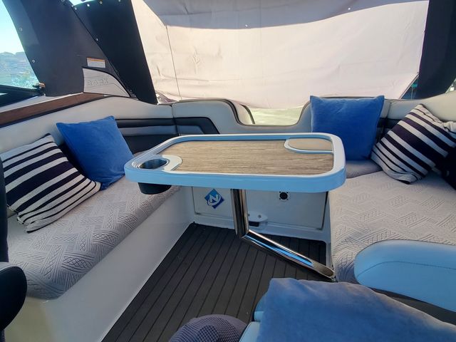 �������Ƃ������A���E���W
�\�t�@�[�̂悤�ȃ��A�V�[�g�͊����̃X�y�[�X�ł��B_�I�t�B�X�i�b�c�@�E�H�[�^�[�h���C�r���O�l����