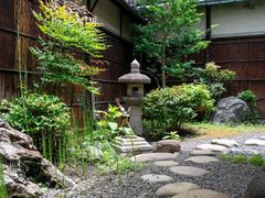 4つの茶室からはそれぞれ日本庭園を眺めることができます_着物茶道体験 京都MAIKOYA