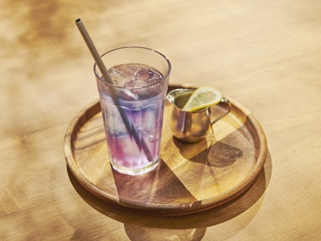 �V���b�v������ƐF���ς��s�v�c�ȃo�^�t���C�s�[�e�B�[(������уJ�t�F)_�J���X�C ��萅����