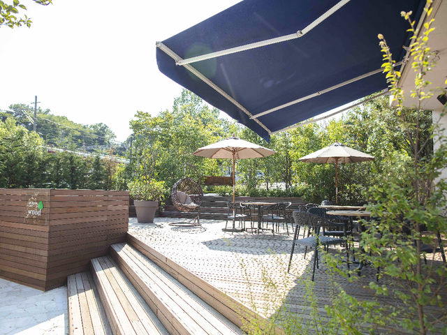テラス席ではワンちゃんもご一緒に。_ORANGER CAFE wood