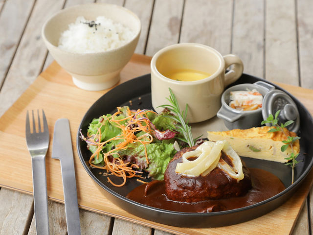 伝統デミグラスソースの自家製ハンバーグ_ORANGER CAFE wood