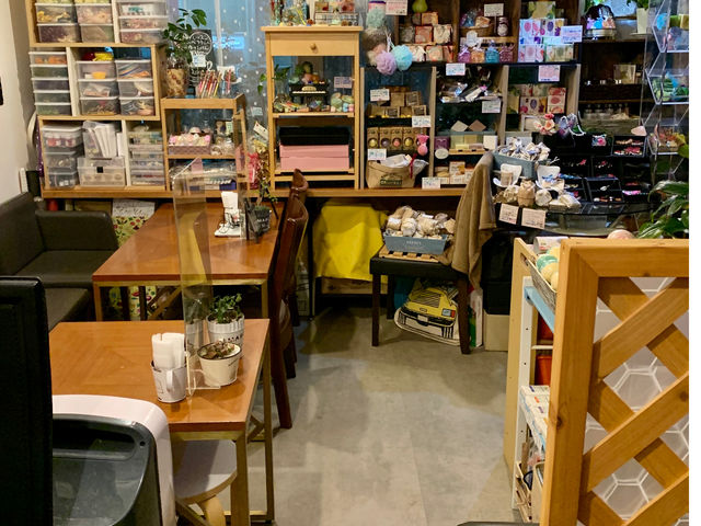 �������̗l�q
�������ɂ́A�n�[�o���E�����ΐΌ��A�o�X�{���ȂǓW�����̑��A�̔��i�̐Ό���o�X�{���Ȃǂ̏��i����R����܂��B_�A�f���@�A�g���G