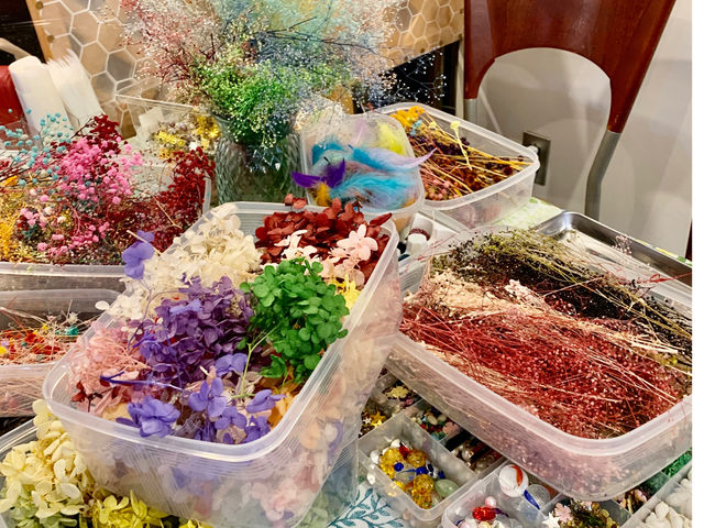 �n�[�o���E���悤�ԍށB
�܂��܂���R�̉ԍނ��������܂��B���ԈȊO�ɁA�r�[�Y��p�[���A�L�k��r�[�ʂȂǗl�X�ȍޗ����g���č��܂��B_�A�f���@�A�g���G