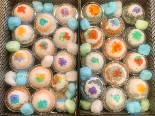 �A�C�X�̂悤�ȉ����J�b�v����o�X�{�����c���q�l����N�z�̕��܂ł����A��l�C�̃��j���[�ł���_�A�f���@�A�g���G