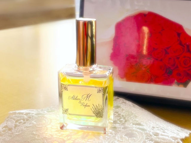 �I�[�_�[���C�h�A���}�p���t�@���̊������ɂ́A�����{�g�����P�����o�����Ă���܂�_Atelier M&Parfum