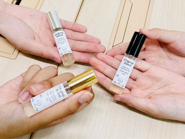 ���ǂ�3�l�g�̃A���}�p���t�@�����a���@�{�g���̐F�����ꂼ�����Ă���������_Atelier M&Parfum