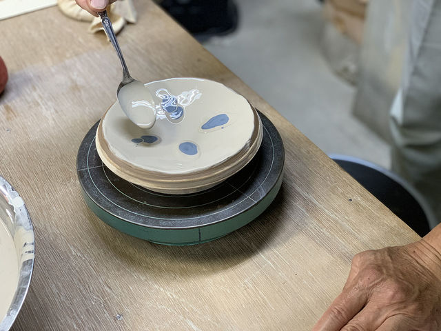 �f�j���̗��F�Ɣ����ς𐂂炵�Ă����܂��B_�����H�[