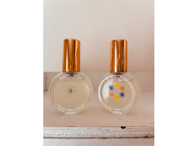 10ml�̉������r�Ɏ��������̍�����l�ߍ��݂܂��B_Aroma petite fee