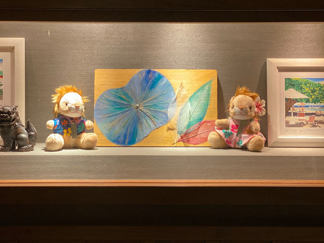 ����̎v���o�ɁA�@�̗t��ؘ@�̗t���g�p�����y�C���g�A�[�g�̌��h�{�^�j�J���A�[�g�h
�������Ɉꐶ�����Ă���������v���o�{��i���_Anjel club okinawa