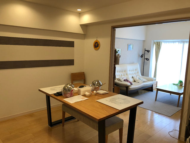 �e�[�u���͍L���āA�������ƃp����肪�o���܂��B�󂢂����Ԃ͈��ݕ���񋟂��āA�p�����̒m���͂�����񐶓k���ܓ��m�̉�b���y����Œ����Ă܂��B_����p���������Ђ���