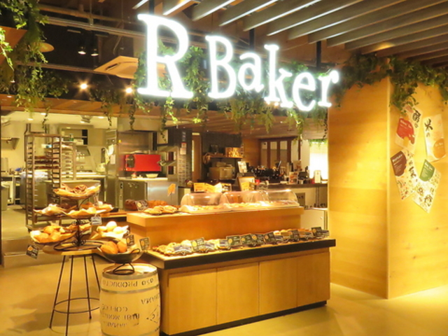 R Baker A[xCJ[ RwOX̎ʐ^1