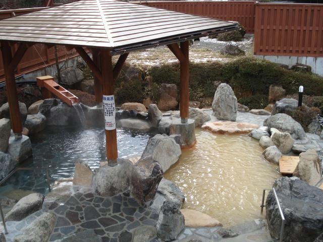 露天風呂は源泉そのまんま♪シュワシュワのお湯をお楽しみください。_巌立峡ひめしゃがの湯