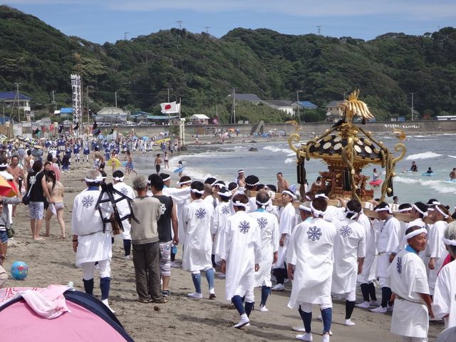 この日は、たまたま地元の八坂神社の祭礼があり、大名行列や御神輿が見られました。_鵜原海水浴場