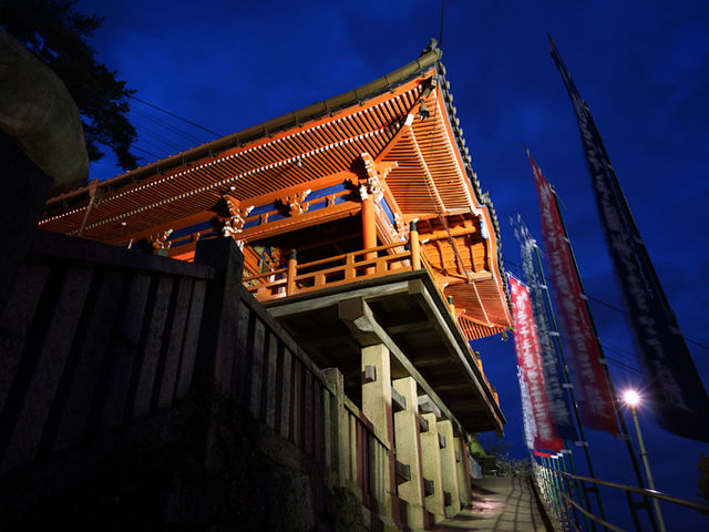 千光寺を見上げたところ_千光寺(広島県尾道市)