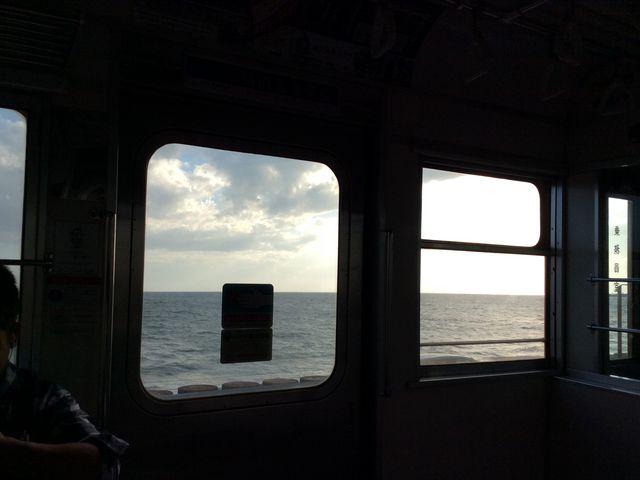 江ノ電の窓から～♪_由比ガ浜海水浴場