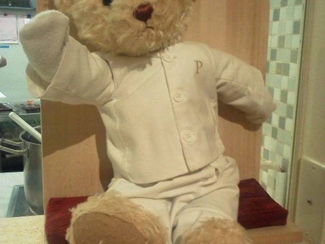 UEyjV BOUTIQUE & CAFE