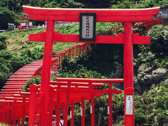 赤が目立ちます。_元乃隅神社