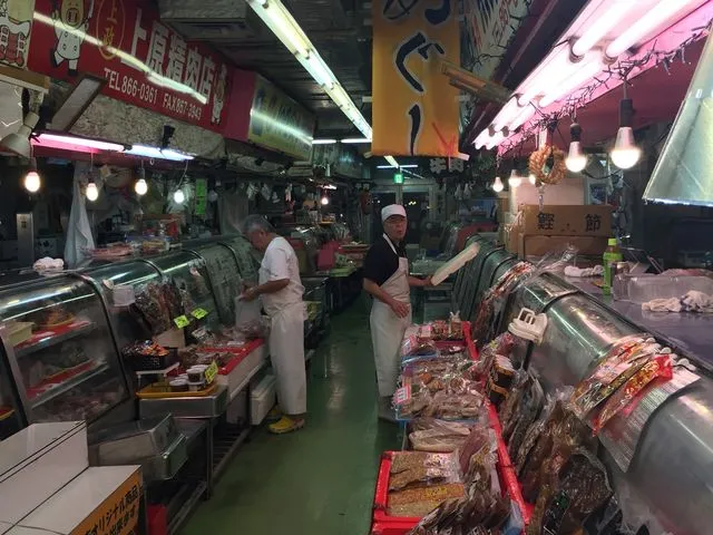 那覇・第一牧志公設市場の食べ歩き
