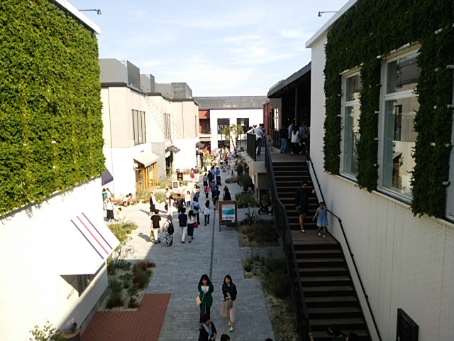 �������ȕ��͋C�ł���_MARINE & WALK YOKOHAMA�i�}���� �A���h �E�H�[�N ���R�n�}�j