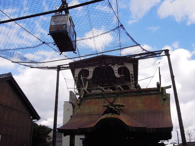 裏から見ると神社のすぐそばなのが、尾道らしい_ロープウェイ山麓駅観光案内所