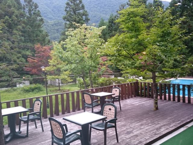 �e���X���͐V�䍂����̃��C���̓��H�ł��B�i�R�̃z�e���j_�V�䍂����