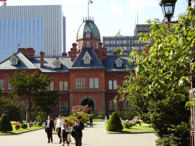 �����Ȃ̂ŃX�[�c�̐l�������ł�_�k�C�������{����(�Ԃ�񂪒���)