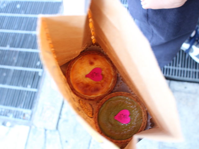 抹茶とプレーン_焼きたてチーズタルト専門店PABLO沖縄国際通り店