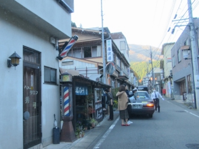 バスが通るので注意。_焼まんじゅう島村