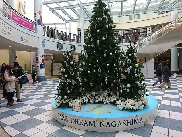 �X���̃N���X�}�X�c���[_�O��A�E�g���b�g�p�[�N �W���Y�h���[������