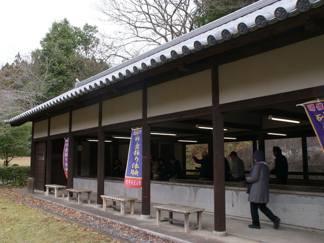 砂金　天平ろまん館 📣 砂金採り体験、ただいま天平ろまん館で開催中！ 運が良ければ
