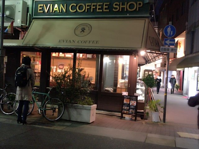 ܂EVIAN@COFFEE@SHOP̓eʐ^1